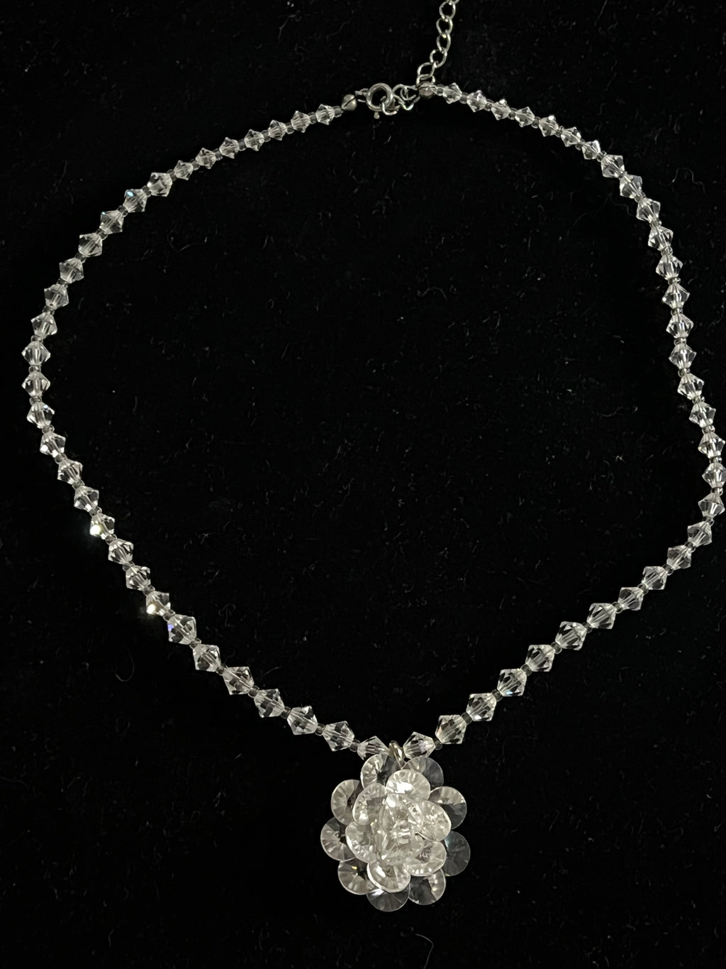 Rock crystal necklace with a flower in the center