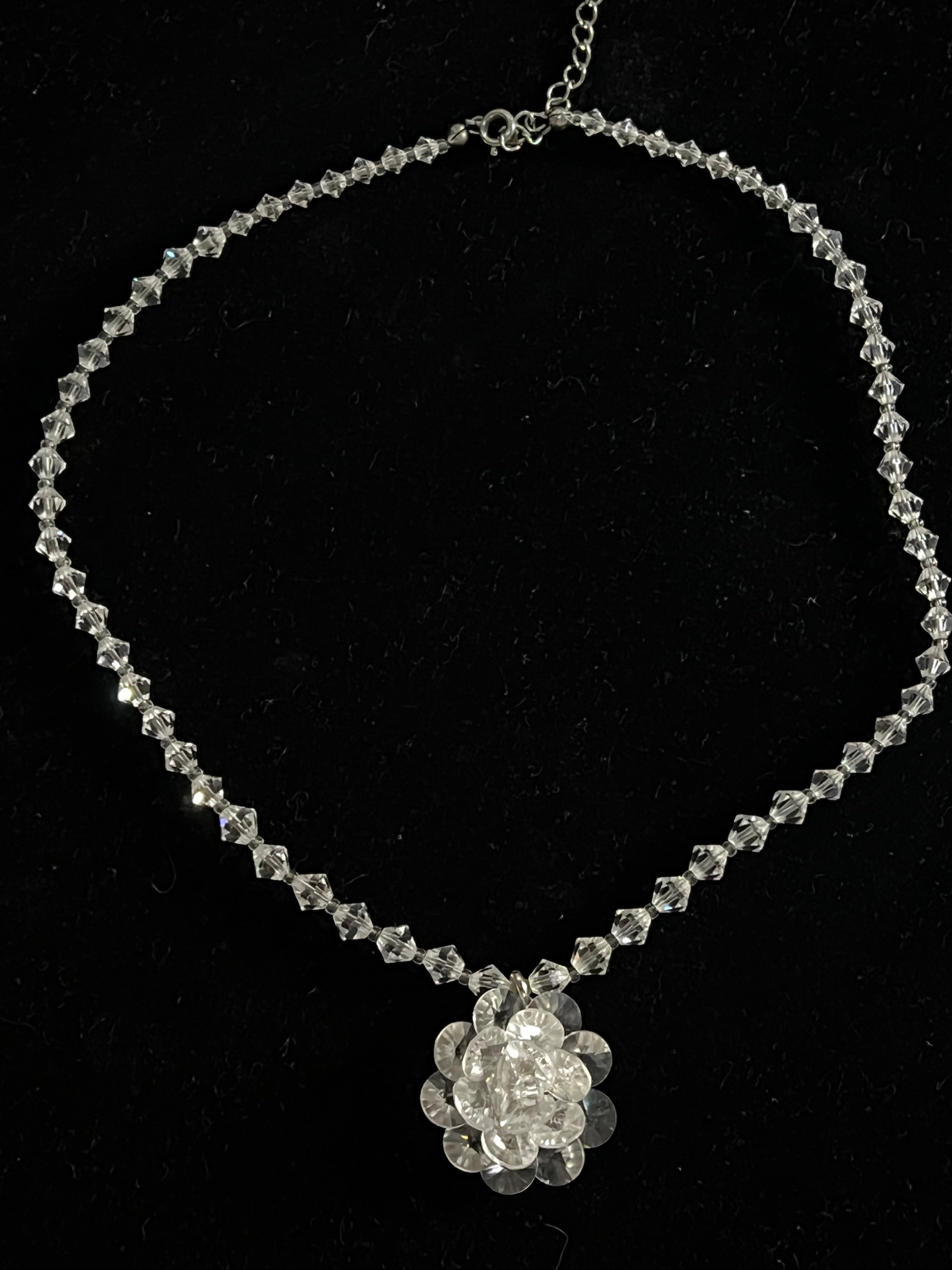 Rock crystal necklace with a flower in the center